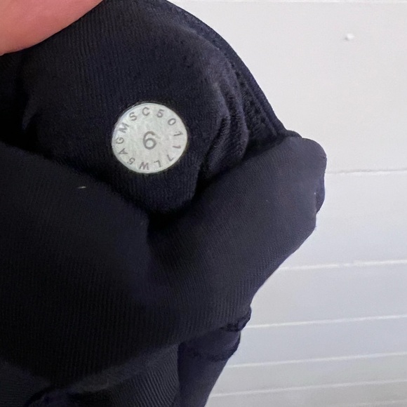 Lululemon Invigorate 7/8 Tight
Midnight Navy Size 6 - Picture 6 of 6